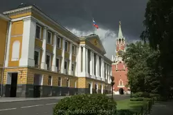 Спасская башня и 14-й корпус Московского Кремля