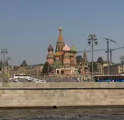 Собор Василия Блаженного, вид с Москвы реки