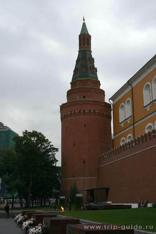 Угловая арсенальная башня московского кремля фото