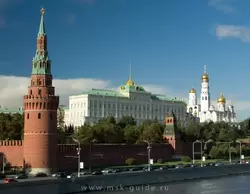 Водовзводная (слева) и Благовещенская (справа) башни Московского Кремля