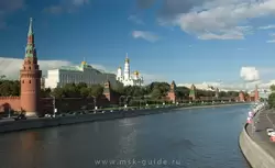 Слева-направо: Благовещенская, Тайницкая, 1-я Безымянная, 2-я Безымянная, Петровская и Беклемишевская башни Кремля