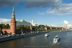 Слева-направо: Водовзводная, Благовещенская, Тайницкая, 1-я Безымянная, 2-я Безымянная, Петровская и Беклемишевская башни Кремля
