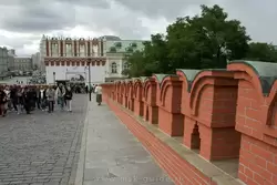 Троицкий мост ведет в Московский кремль