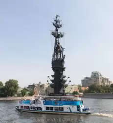 Памятник Петру I и экскурсионный кораблик на Москве-реке