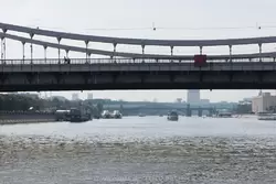 Теплоход проходит под Крымским мостом