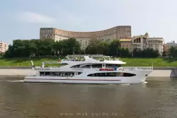 Прогулочный теплоход «Сочи» на Москве-реке
