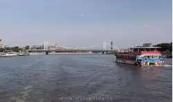 Река Москва в районе парка Горького и Крымского моста